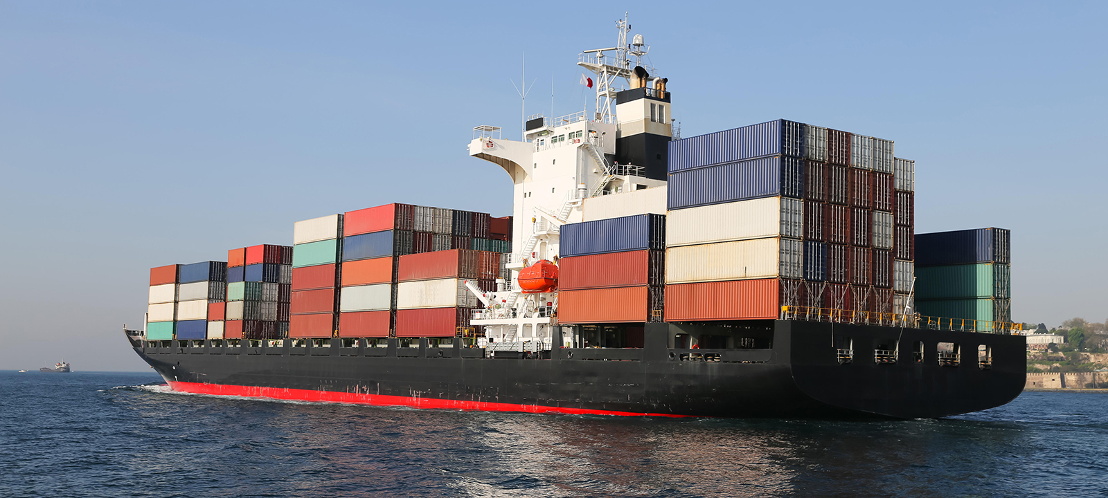 T46P0M A container ship carrying goods between ports